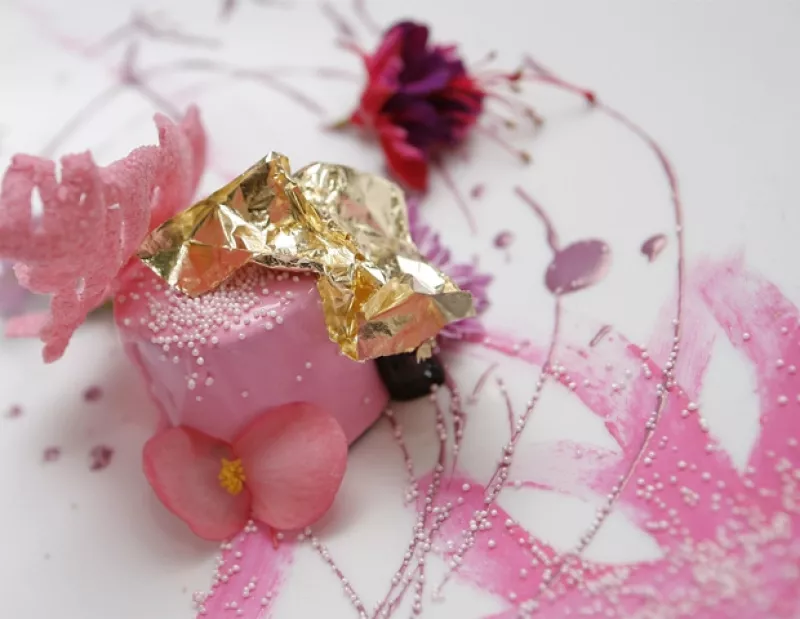 La chef creó originales platillos para celebrar el 20 aniversario de la campaña contra el cáncer de mama de Estée Lauder.