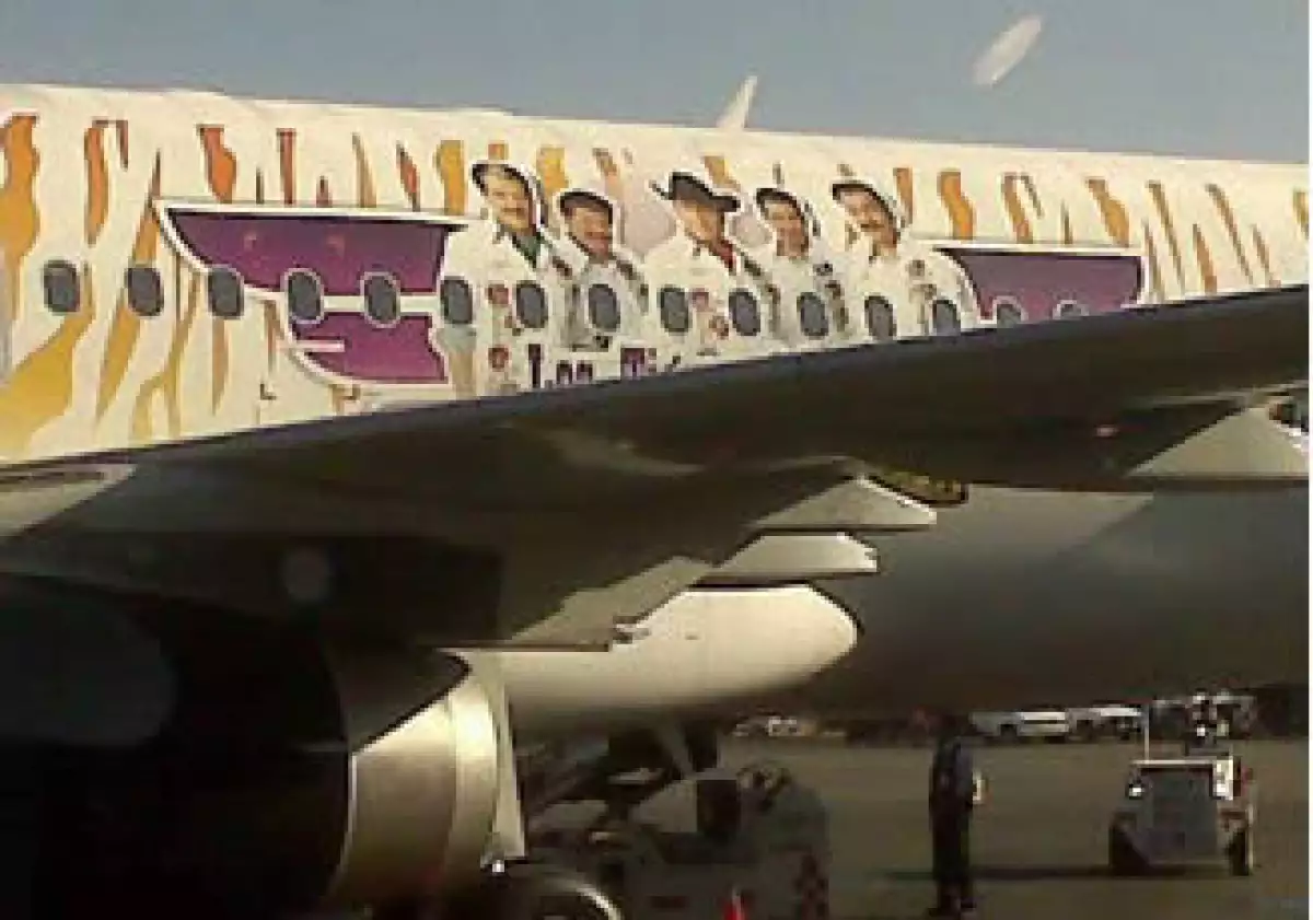 El avión de Volaris lleva la imagen de los Tigres del Norte. (Foto: Adolfo Ortega)