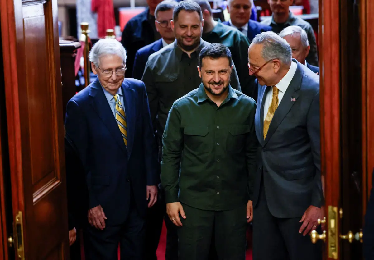 El presidente ucraniano Volodymyr Zelenskiy es escoltado por el líder de la minoría del Senado de los EE. UU. Mitch McConnell (R-KY) y el líder de la mayoría del Senado Chuck Schumer (D-NY) mientras se va después de una reunión con todos los miembros del Senado en una visita al Capitolio de los EE. UU. en Washington, el 21 de septiembre de 2023.