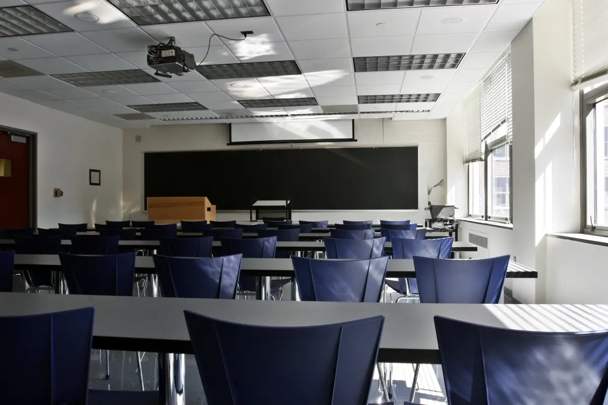 ¿Mañana hay clases por el 15 de mayo de 2024 o se suspenden?