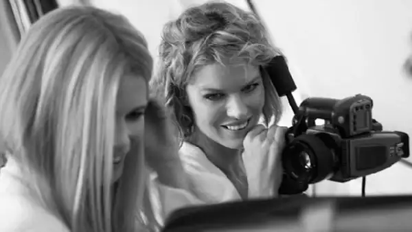 Claudia Schiffer, Eva Herzigova, Naomi Campbell, Noah Mills, Fernando Fernandes y Tyson Ballou protagonizan la nueva y sexy campaña de la marca. Ve aquí el video y fotografías detrás de cámaras.