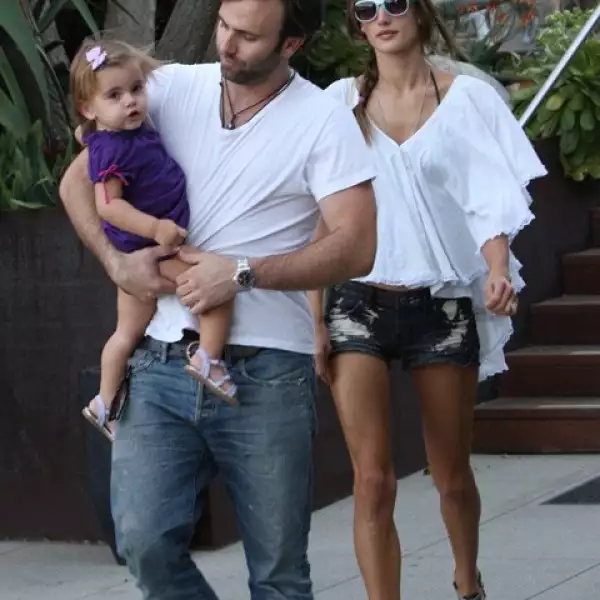 Alessandra Ambrosio y su familia aprovecharon estos días para hacer algunas compras al centro comercial Malibu Lumber Yard en Malibú, California.