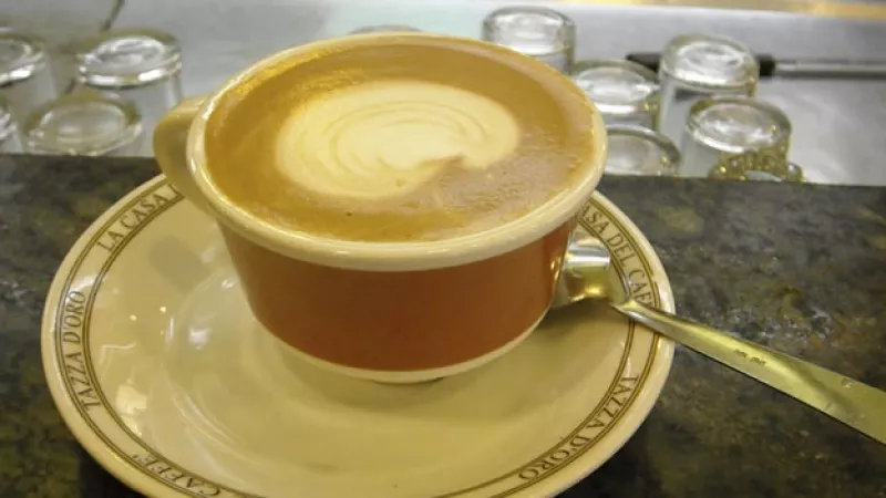 Una taza de café capuchino