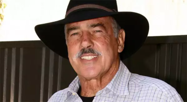 El actor tiene 75 años de edad.