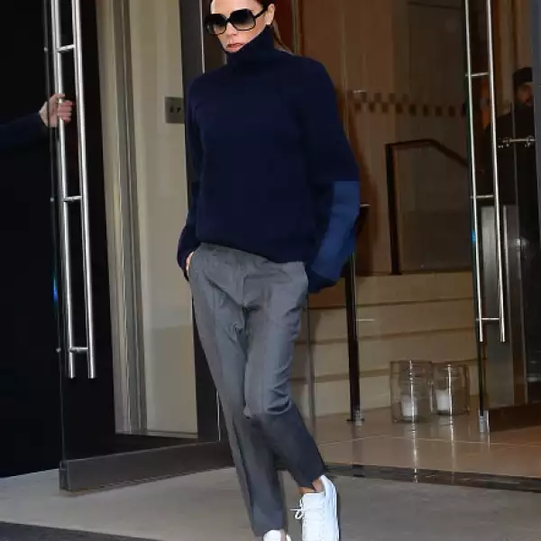 De visita o trabajo, Victoria ha lucido sus nuevos tenis.