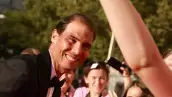 Foto de Rafael Nadal sonriendo y vistiendo un esmoquin negro a la llegada a los Premios Laureus World Sports en Madrid, en abril de 2024.