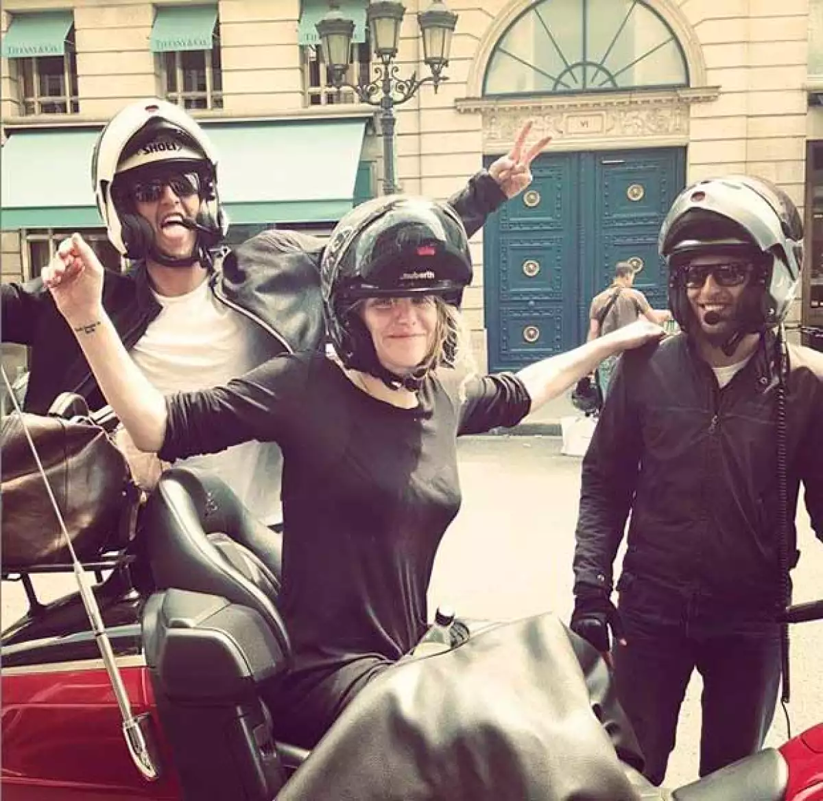 La cantante fue auxiliada por motociclistas, sin embargom fueron perseguidos por manifestantes con piedras.