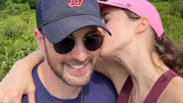 Noticias Chihuahua PAUSA.MX Chris Evans reaparece -con anillo- y presume sus dos bodas con Alba Baptista Chris Evans y su novia Alba Baptista celebran el 14 de febrero