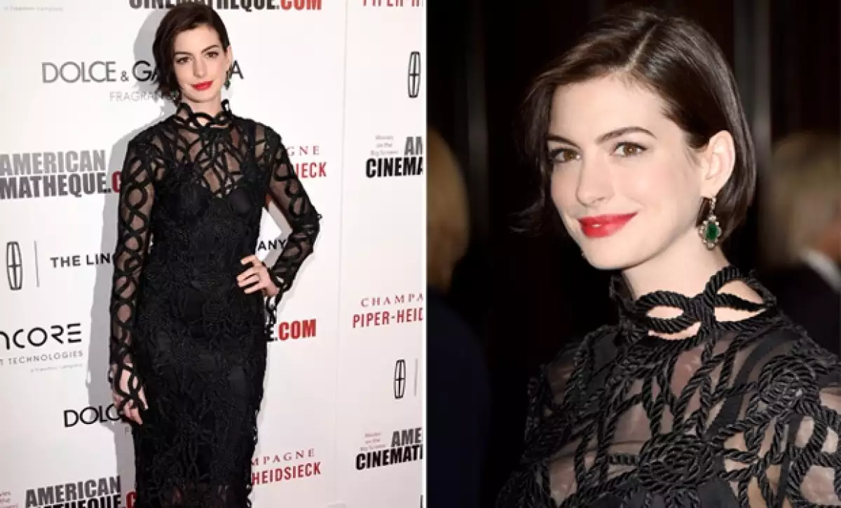 Anne Hathaway dejó ver que está dejando crecer su pelo. Lució muy guapa con estilo gótico en su atuendo.
