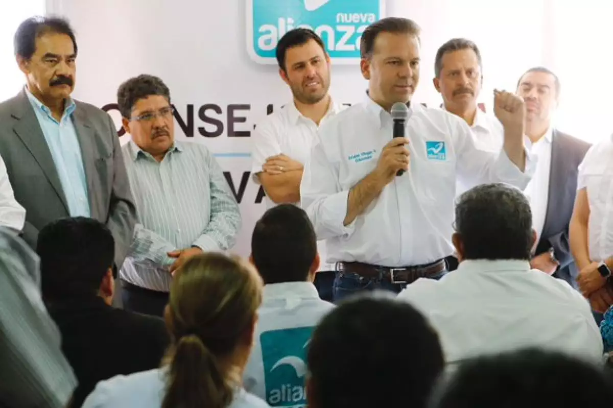 El candidato lamentó la muerte de sus colaboradores y expresó su solidaridad a través de sus redes sociales con sus familias.