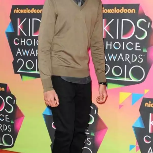 El actor Dev Patel lució formal pero juvenil.