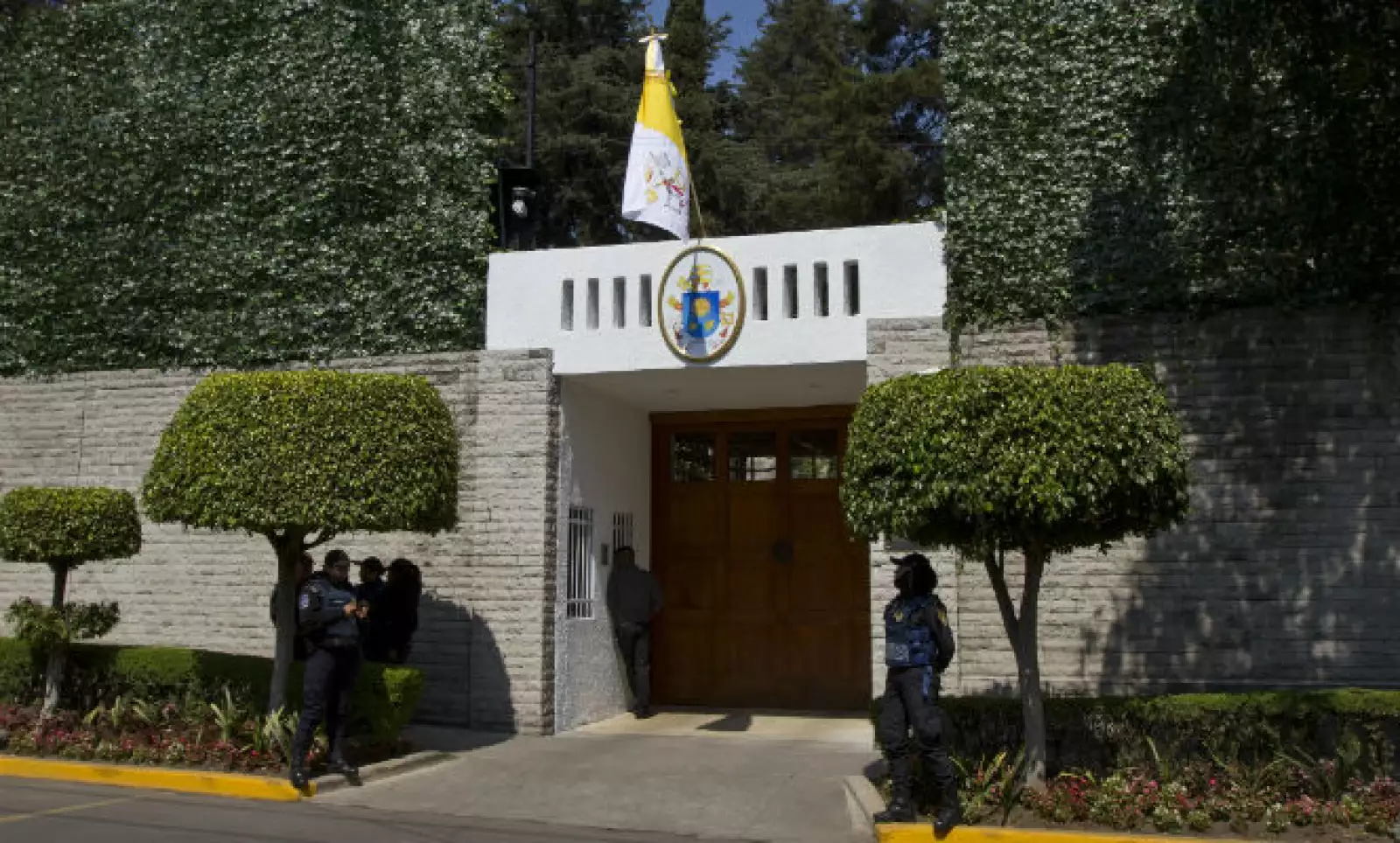 Elementos federales de seguridad vigilan la Nunciatura Apostólica (sur) donde dormirá el pontífice en su estadía.