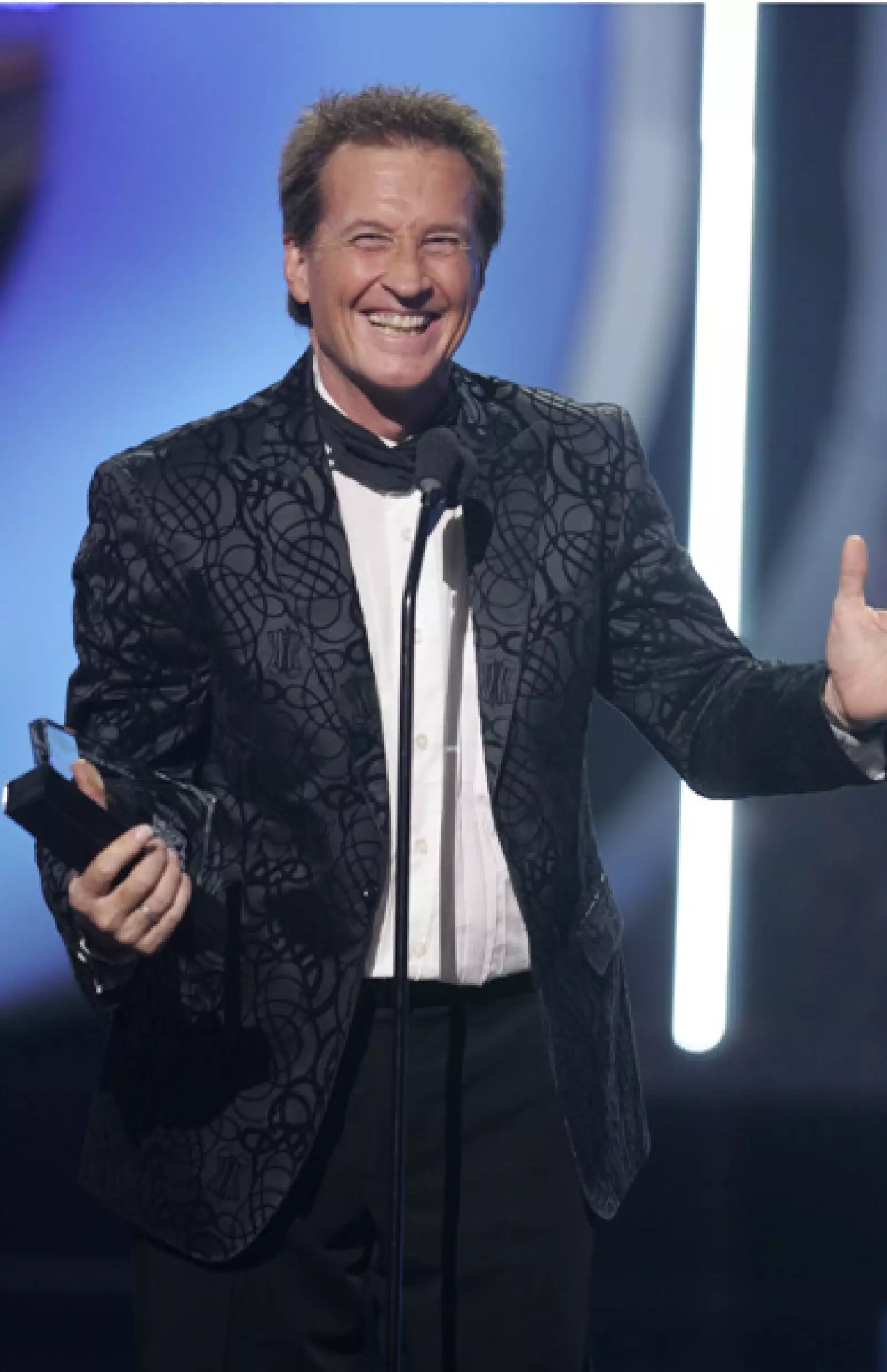 El cantante Emmanuel recibió el Billboard por su trayectoria artística.