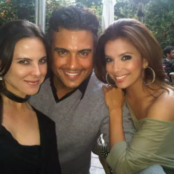 La bella Eva Longoria compartió esta foto con sus fans y escribió: “Yo @katedelcastillo y @jaimecamil cenando en Los Ángeles.”