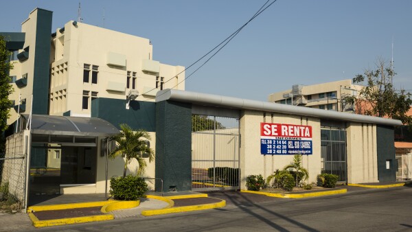 Pemex desalojó este edificio por completo a inicios del año, justo en medio de los recortes anunciados por 100,000 mdp, y los puestos de comida adyacentes resienten la falta de sus mejores comensales.