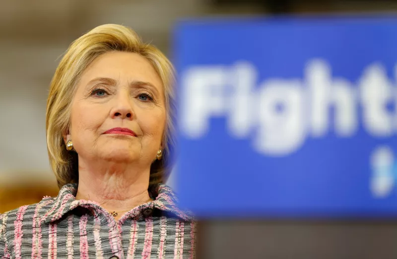 Hillary Clinton está solo a 60 delegados de cruzar los 2,383 necesarios para convertirse oficialmente en la nominada de los demócratas para ir por la presidencia de EU.