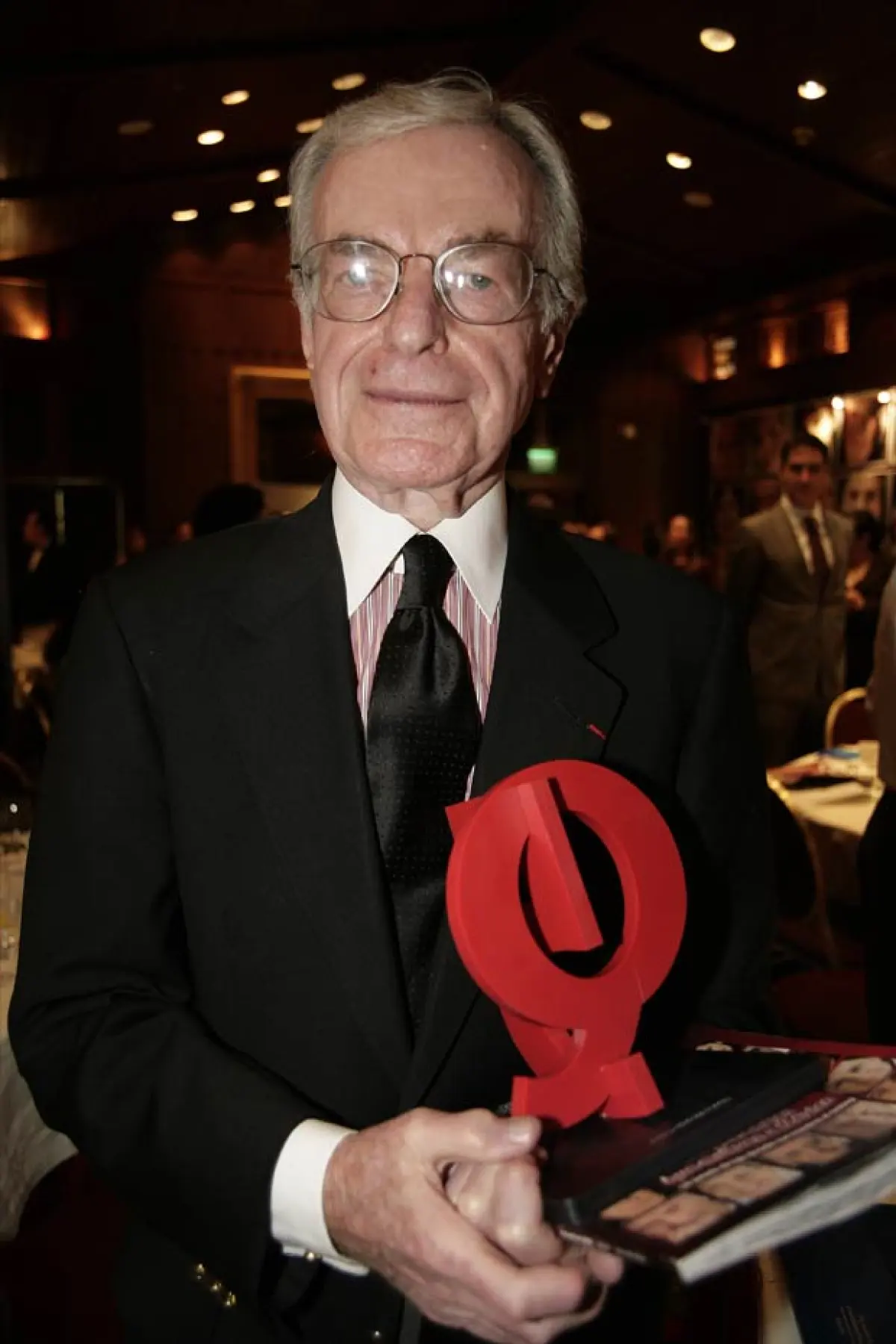 Jacobo Zabludovsky con su reconocimiento QUién 50.