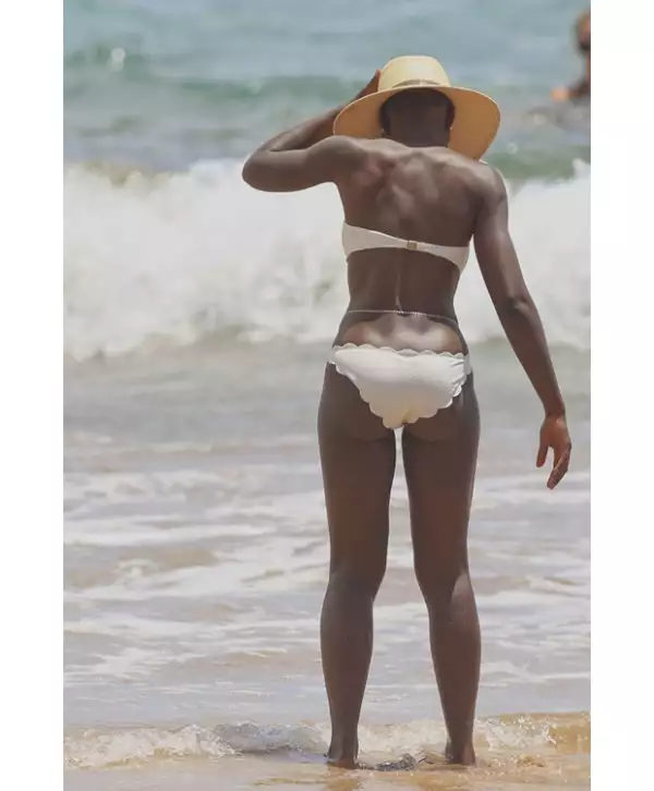 La joven de 31 años se dejó ver divirtiéndose en las templadas aguas de Hawai.