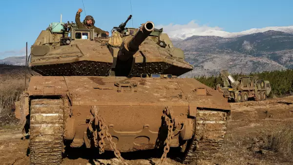 Un soldado israelí hace gestos desde un tanque, en medio de las hostilidades transfronterizas entre Hezbolá e Israel, junto a la frontera de Israel con el Líbano en el norte de Israel, el 26 de noviembre de 2024.