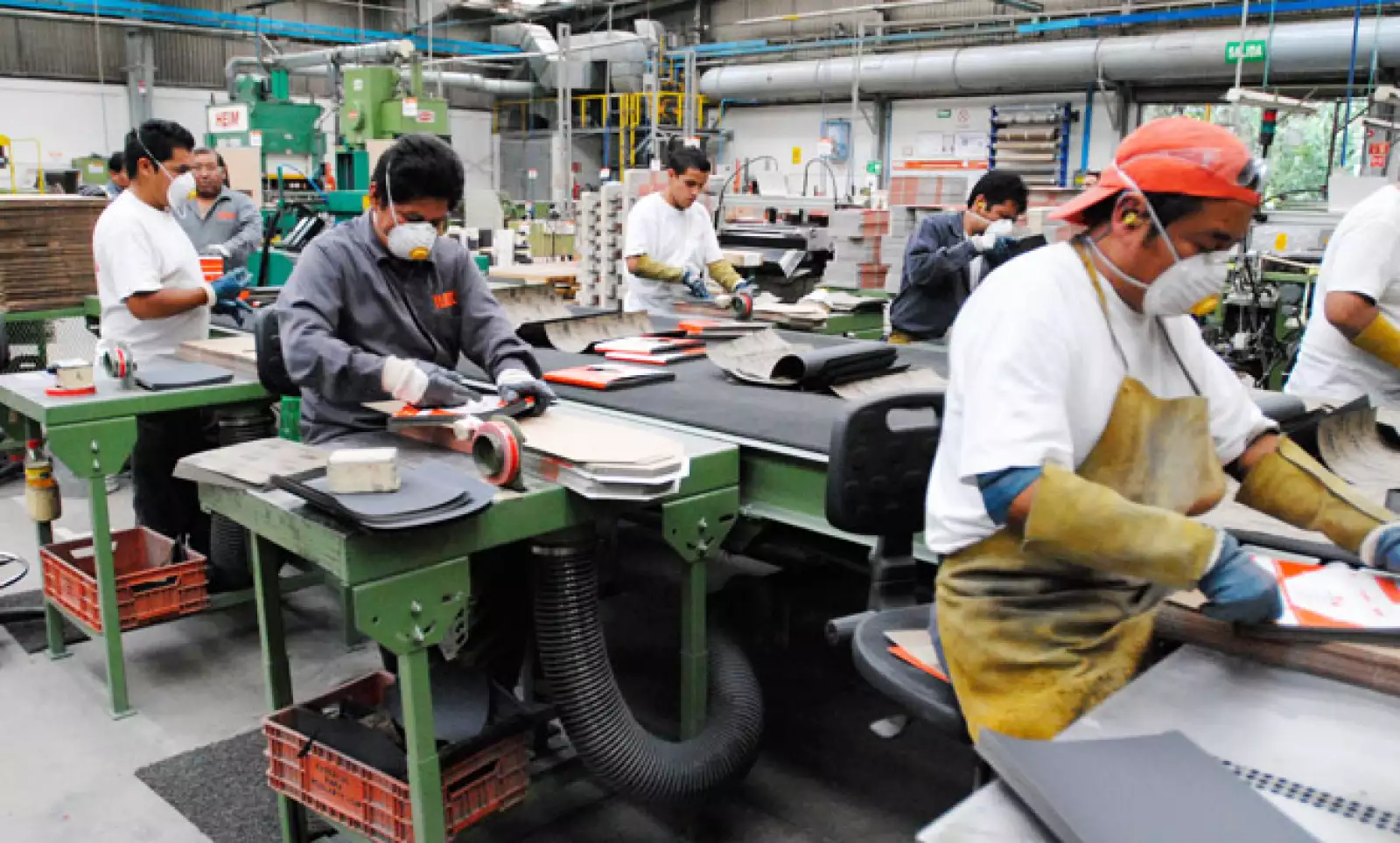 Proceso de empacado de las lijas de uso cotidiano.