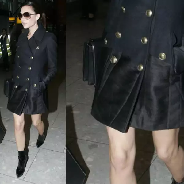 La trendsetter Victoria Beckham domina que para verte muy chic debes tener un abrigo increíble como el suyo que es de dos colores, azul marino y negro,  estilo militar pero muy femenino en la parte de abajo.