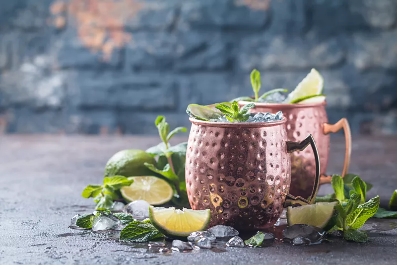 Las bebidas que se pueden mezclar con alcohol y los hard seltzer van ganando mercado en México.  (iStock)