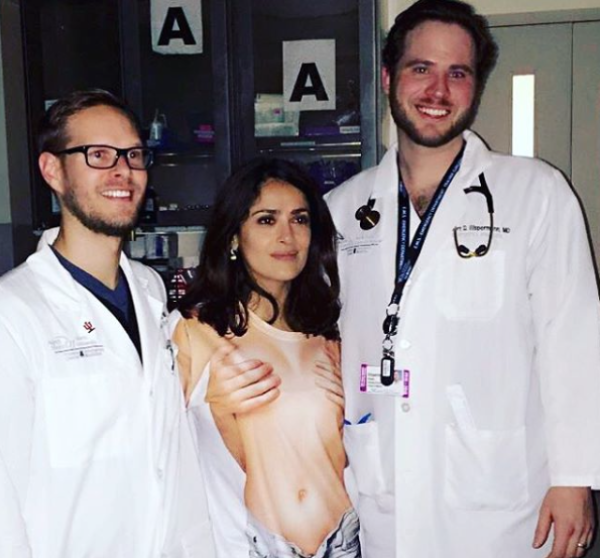 Al final, Salma posó junto a sus doctores.