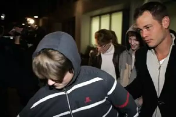 Los hijos de la actriz, Michael Richard Antonio Neeson y Daniel Jack Neeson, saliendo del hospital este miércoles por la mañana.