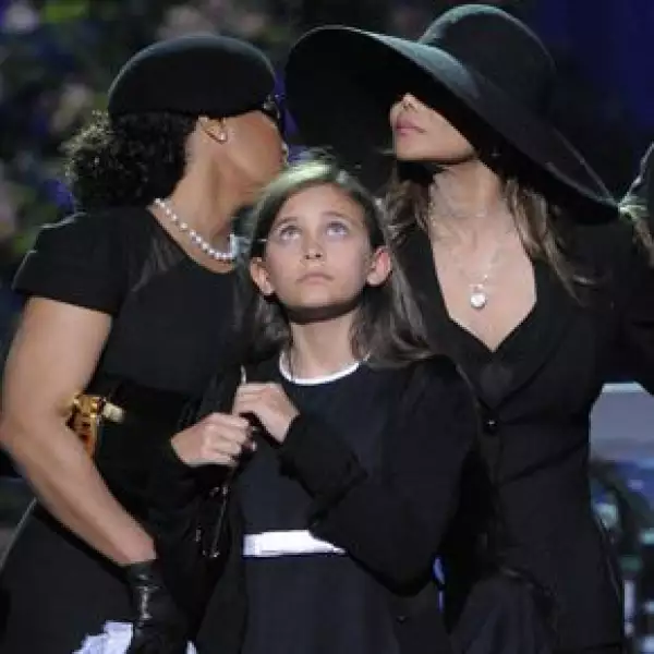 Janet, Paris, hija de Michael, y La Toya durante el tributo en honor al Rey del Pop.