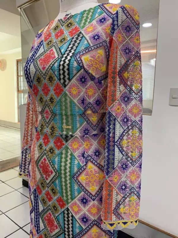 Vestido huichol de Beatriz Gutiérrez Müller 1.jpg