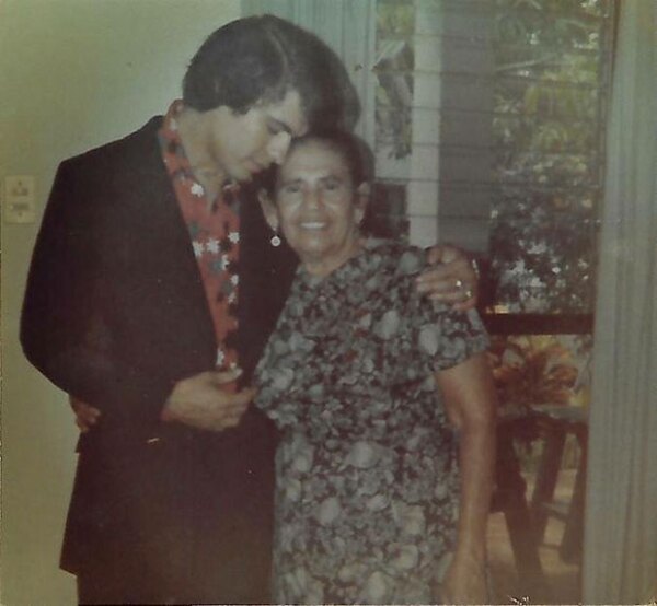 El cantautor luchó toda su vida por la aceptación de su mamá.