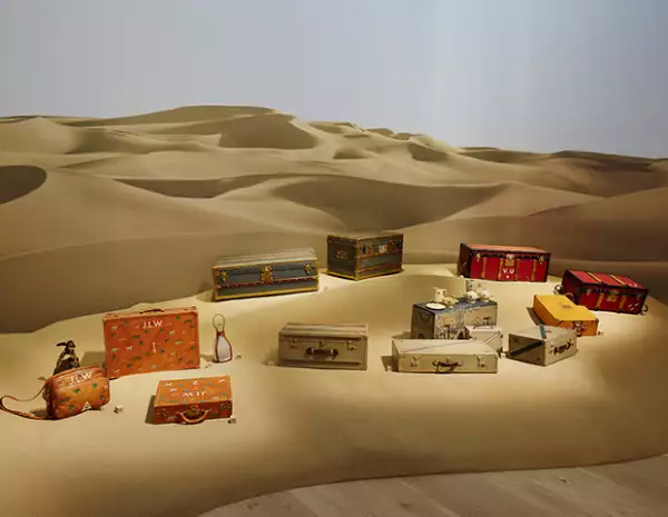 La exhibición "Volez, Voguez, Voyagez" muestra baúles hechos para exploradores que cumplían necesidades básicas del viajero.