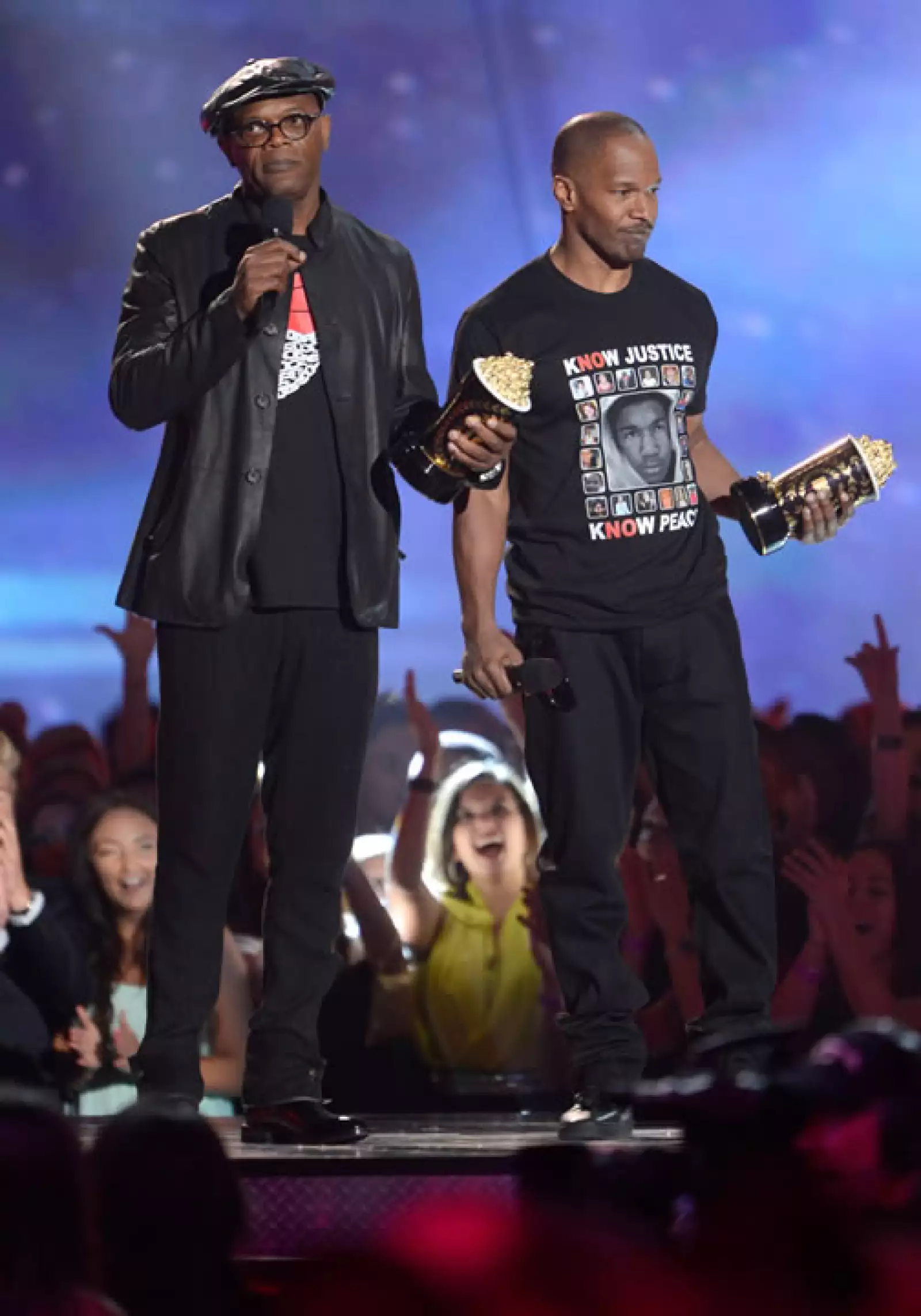 Samuel L. Jackson y Jamie Foxx recibiendo sus respectivos cilindros de palomitas por su extraordinaria actuación en `Jango´.