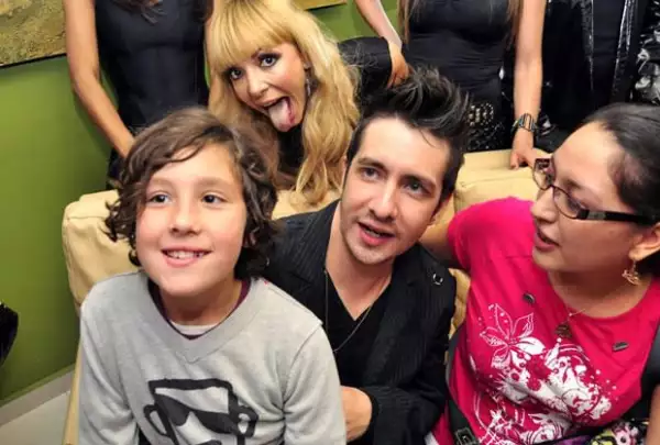 OV7 en convivencia con los fans ganadores de pases para el concierto.