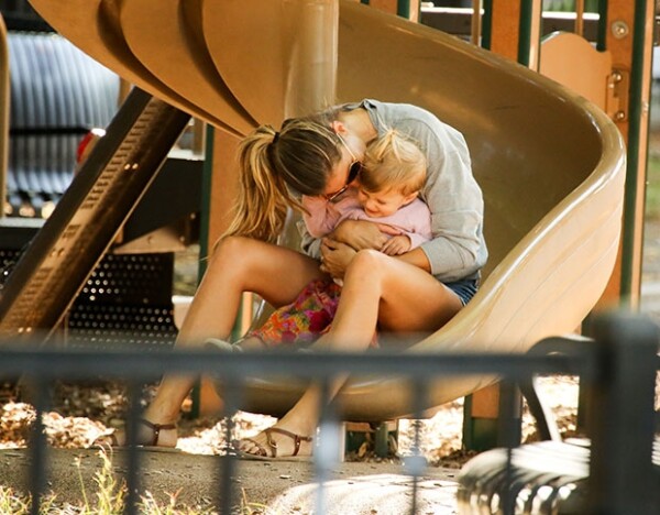 Gisele Bündchen se mostró muy cariñosa con sus hijos.