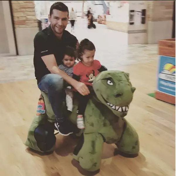 Martín se divierte como niño cuando está con ellas.