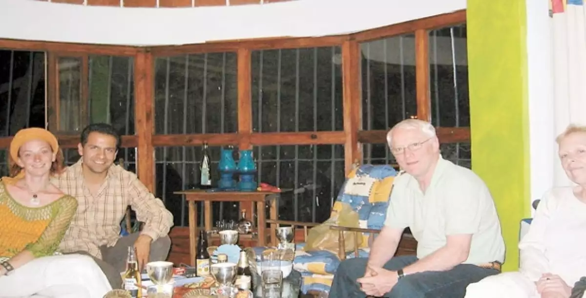 Florence llegó a México en 2003 en busca de empleo. En la imagen con sus padres, Bernard y Charlotte Cassez y su novio.