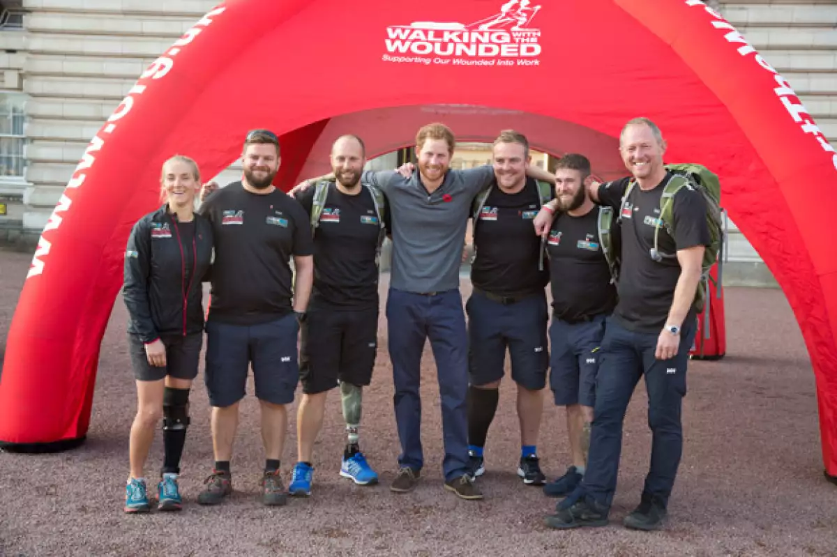 El príncipe recibió a las seis personas que realizaron el maratón de mil millas, el cual consistió en recorrer Gran Bretaña durante 72 días.