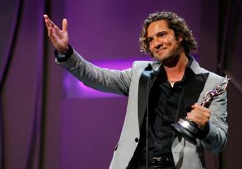 El cantante pide a las jóvenes unos 1.7 millones de dólares, quienes accedieron al correo electrónico del artista y pidieron dinero para no divulgar su contenido.