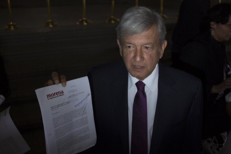 AMLO al momento de entregar una carta al presidente de la Corte de Justicia respecto a la consulta popular energetica.