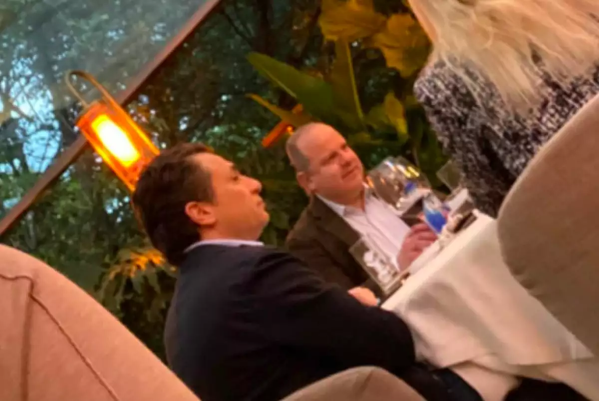 Emilio Lozoya en restaurante