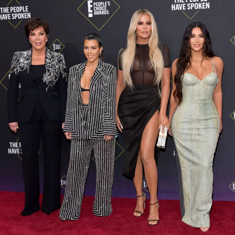 2019 E! People's Choice Awards - Social Crops