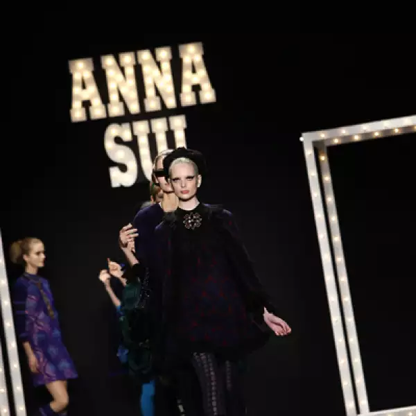 Modelos salen a la pasarela para mostrar las creaciones de la diseñadora estadounidense Anna Sui.