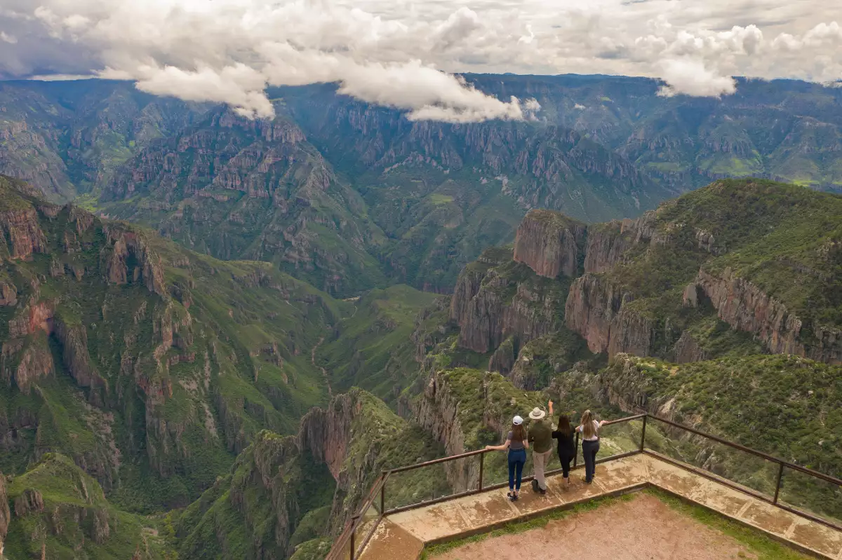 Personas observando la barranca de la Sinforosa en Guachochi