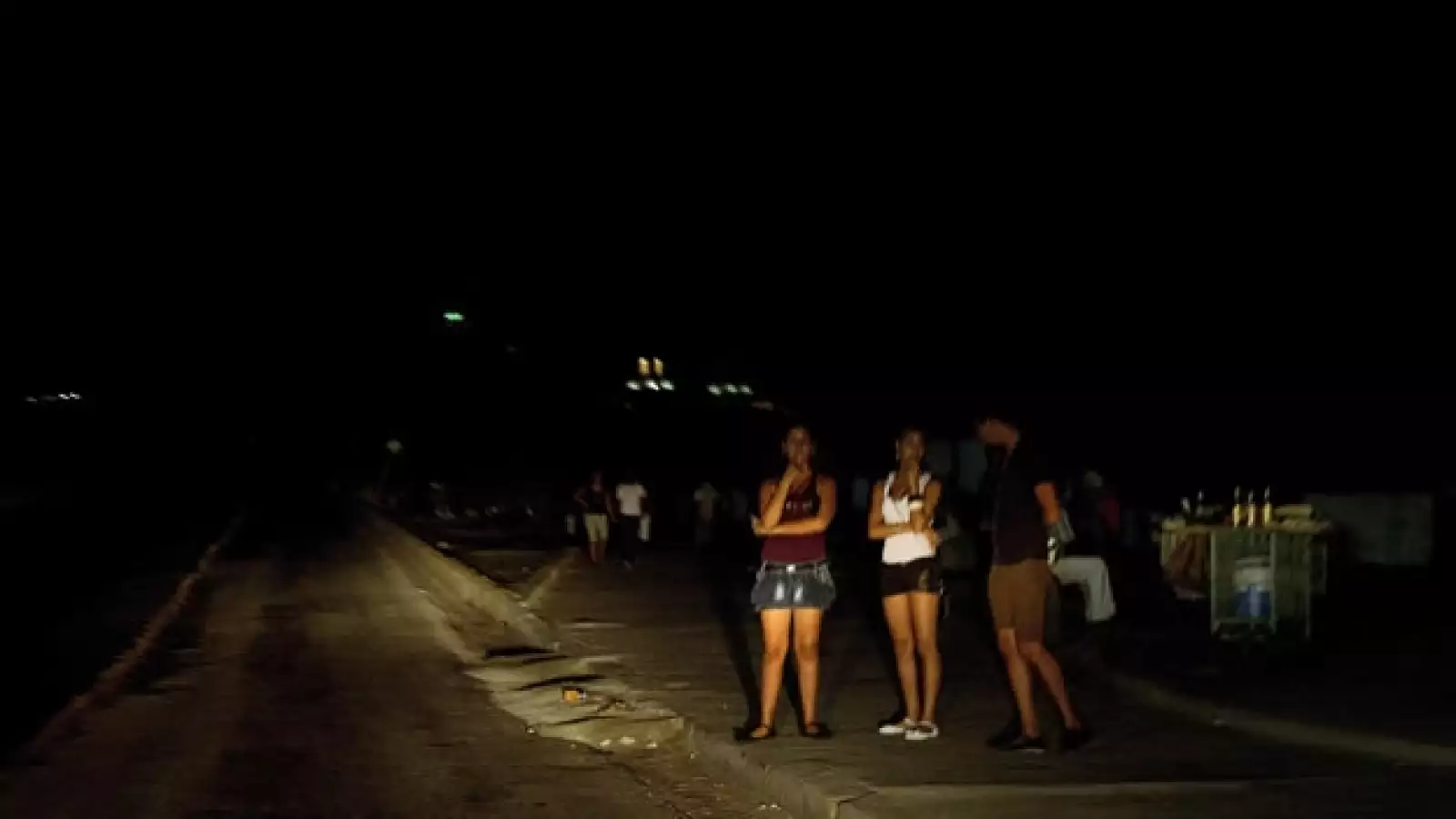 Cubanos sufren corte de corriente eléctrica