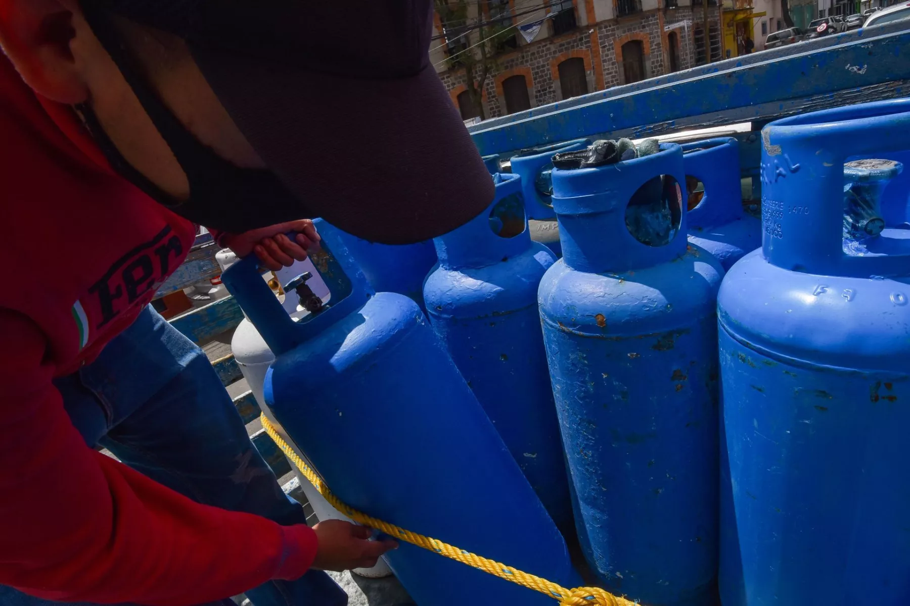 Vendedor de tanques de gas. El precio del gas LP del 15 al 21 de agosto varía en los estados. 