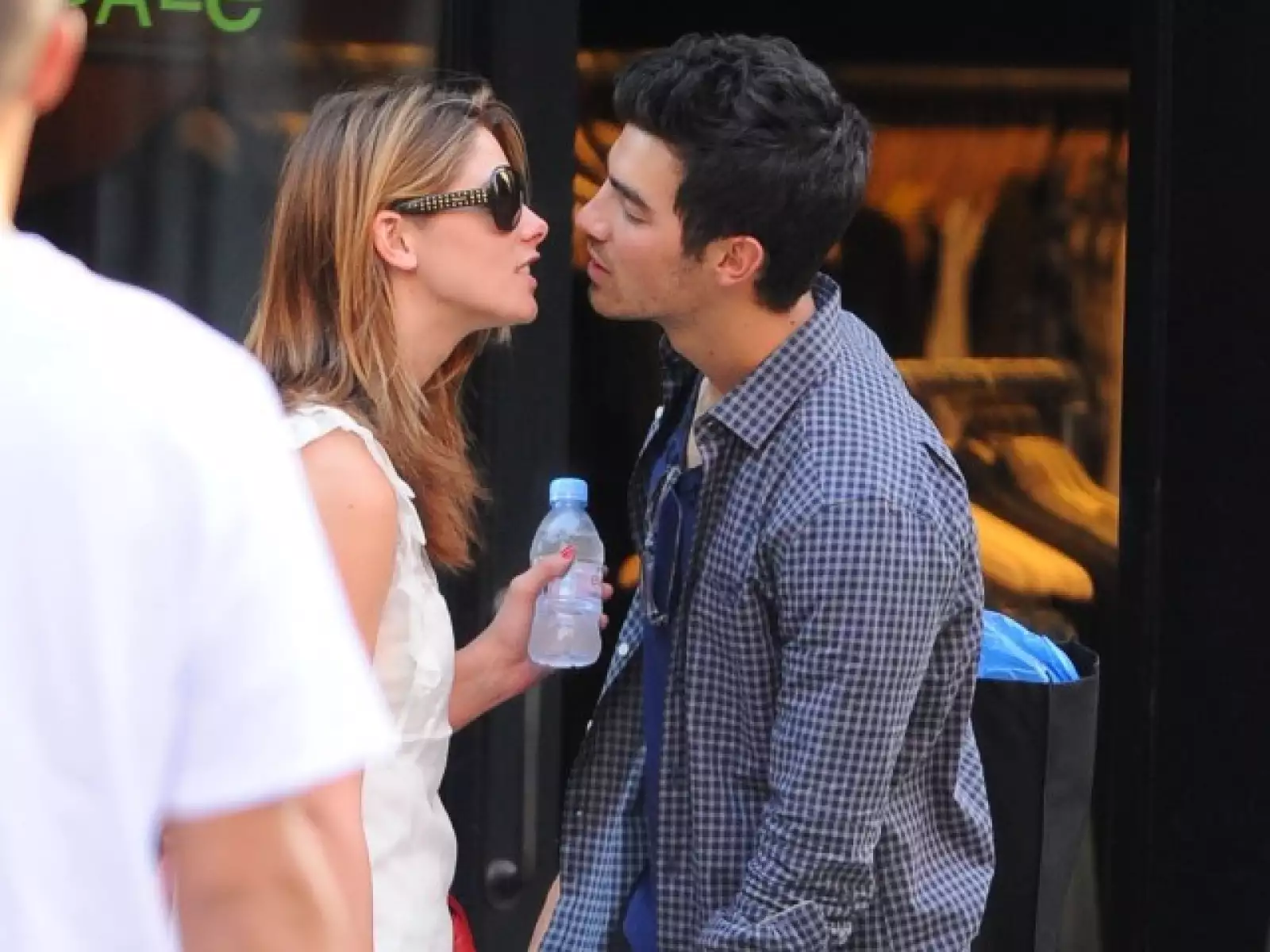 Joe Jonas conoció a Ashley Greene en el estreno de `Eclipse´ en Londres, donde surgió la chispa entre ellos y ahora llevan una relación llena de amor, a los dos les brillan los ojos cuando están juntos.