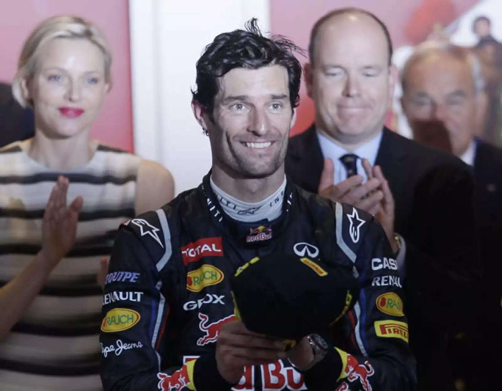 Mark Webber, de Australia, logró ganar le primer lugar. Atrás Charlene y Alberto de Mónaco le aplauden.