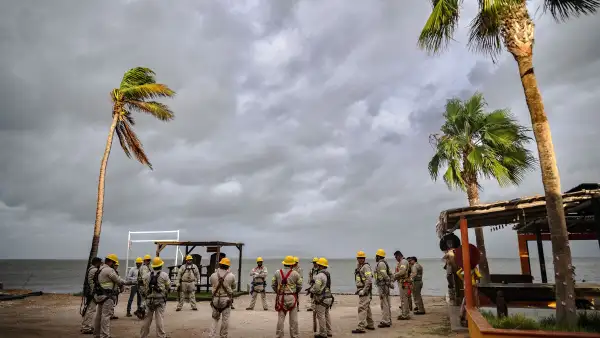 Trabajadores de la compañía eléctrica se reúnen para una sesión de planificación en Puerto San Carlos, Baja California Sur (México), ante la llegada del huracán Polo el 28 de septiembre de 2026. Se prevé que el huracán toque tierra posiblemente como categoría 3, trayendo consigo condiciones meteorológicas extremas que incluyen fuertes vientos, cortes de electricidad e inundaciones repentinas.