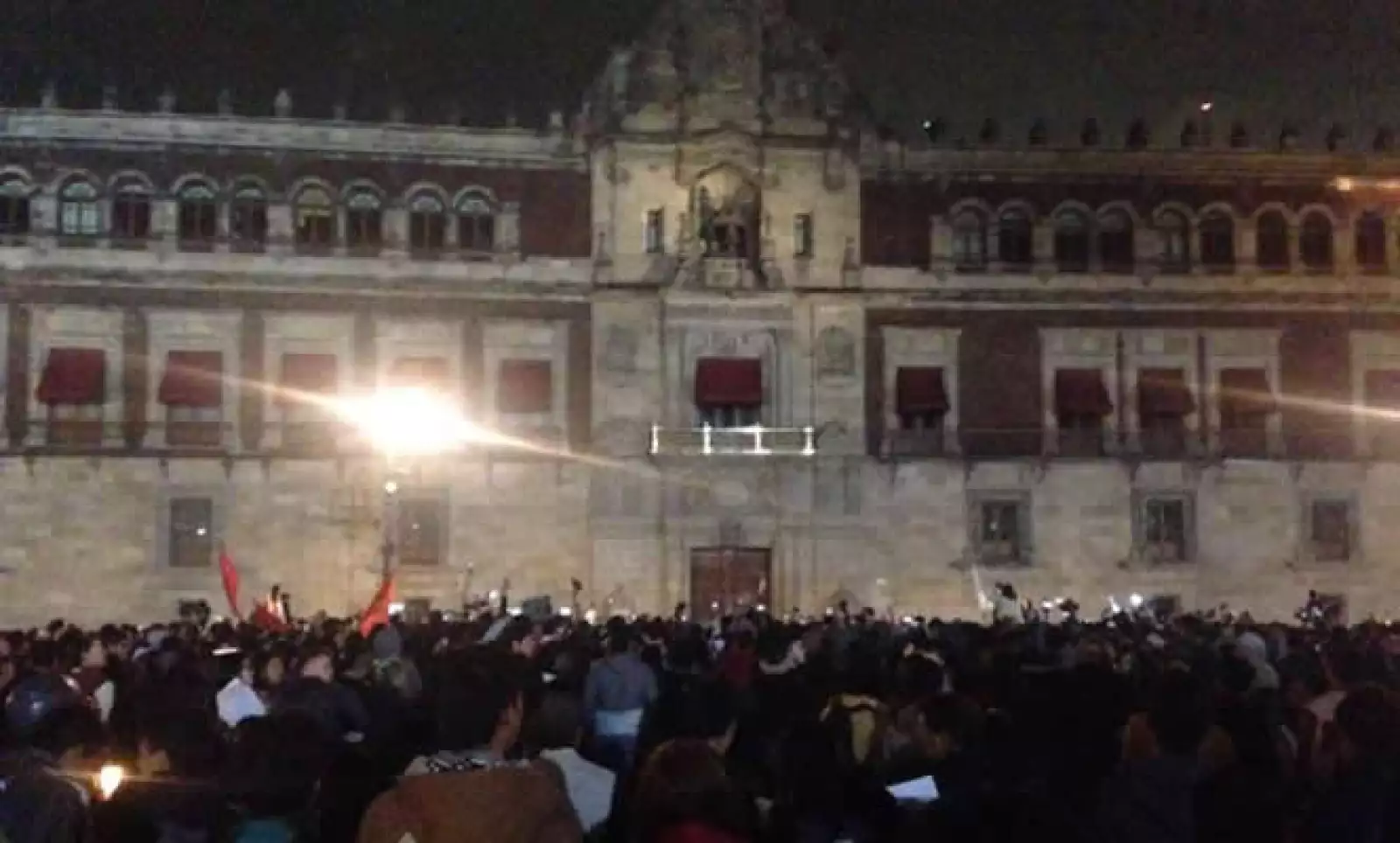 Al final del mitin en el Zócalo se presentaron algunos disturbios frente a Palacio Nacional.